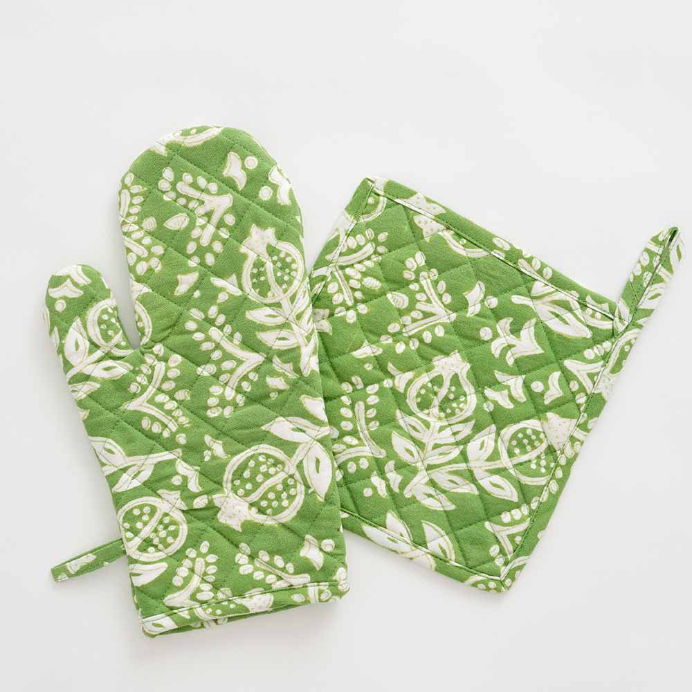 Pomegranate Green oven mitt and pot holder set. 