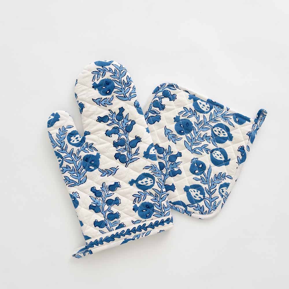 Pom Bells Wedgewood oven mitt and potholder set. 