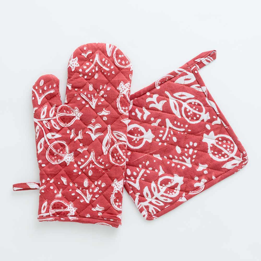 Pomegranate Poppy Oven Mitt and pot holder set. 