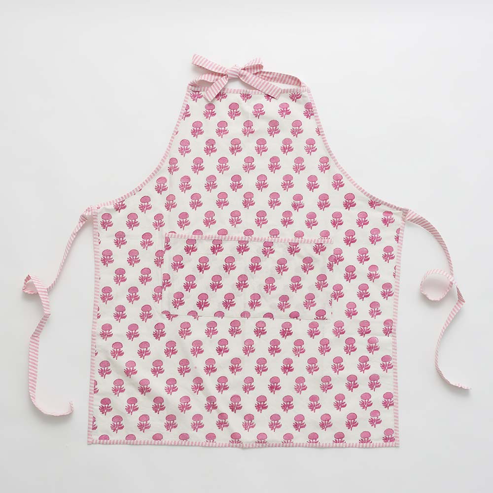 Rosé apron with adjustable ties. 